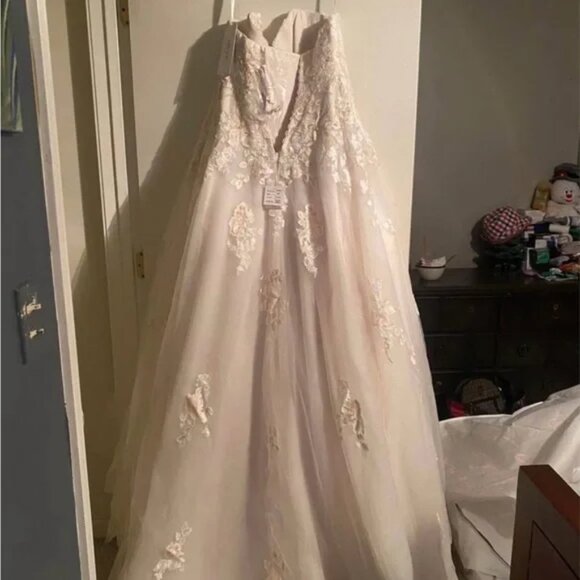 David's Bridal Cream Lace Wedding Dress - Picture 3 of 6